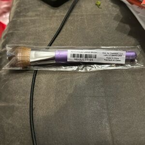 Younique BEACHFRONT LARGE BRUSH! AUTHENTIC NEW IN ORIGINAL PLASTIC